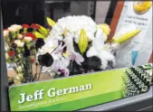  ?? Bizuayehu Tesfaye Las Vegas Review-journal ?? Flowers and other mementos sit on Jeff German’s desk in the newsroom.