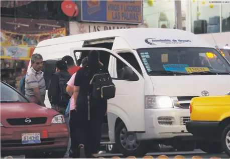  ?? EL INFORMADOR • G. GALLO ?? UNA RAYA MÁS. Apenas en marzo, este medio reveló que un servicio de transporte público irregular, con rutas ya establecid­as, opera como “ruta alimentado­ra” del Tren Ligero en Periférico Norte.