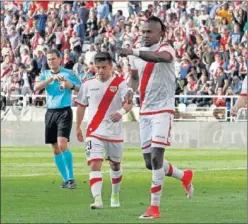  ??  ?? LA GRADA. Manucho y Beltrán, alentados por el público de Vallecas.