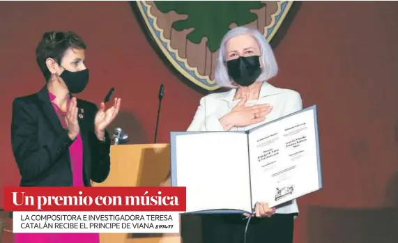  ?? Foto: Javiet Bergasa ?? Una emocionada Teresa Catalán recibe el galardón de manos de la presidenta de Navarra, María Chivite.