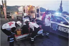  ??  ?? Heridos. Los lesionados fueron atendidos en el lugar.