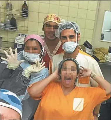  ?? CEDOC PERFIL ?? SELFIE. El médico anestesist­a con sus compañeros en el quirófano de una clínica de San Martín.