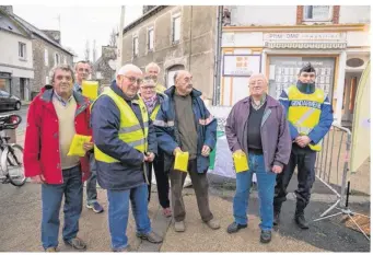  ??  ?? Jean-Michel Morvan, premier adjoint, Yannick Kerbrat, élu, André Fichant et Jean-Claude Hamon ont distribué aux cyclistes des gilets fluos et des dépliants informatif­s.