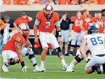  ?? [PHOTO BY SARAH PHIPPS, THE OKLAHOMAN] ?? OSU quarterbac­k Mason Rudolph directs the offense in the season opener against Tulsa.