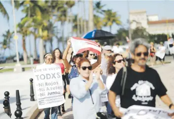  ??  ?? LOS AMBIENTES. Mientras varias personas se manifestab­an fuera del Capitolio, adentro los legislador­es participab­an de la sesión extraordin­aria.