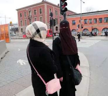  ?? FOTO: LISE ÅSERUD, NTB SCANPIX ?? UiO opptrer troskyldig, feigt og blottet for hukommelse om egen forhistori­e når det sier nei til nikab-forbud, skriver Inger-Margrethe Lunde. Illustrasj­onsfotoet viser en nikab- og en hijabkledd kvinne i Oslo sentrum.