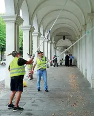  ?? Preghiere e lavori Il vescovo Beniamino Pizziol (in alto a destra) e gli alpini a Monte Berico ??