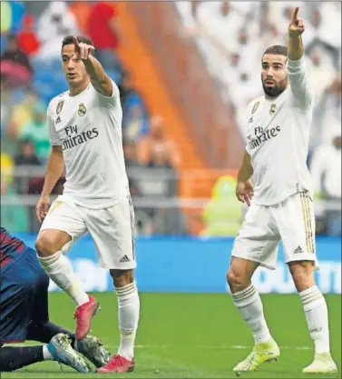  ??  ?? Lucas Vázquez y Dani Carvajal pidiendo un córner durante un partido en el Santiago Bernabéu.