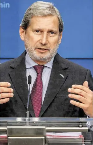  ?? BILD: SN/AFP ?? Johannes Hahn mahnt Europa, auf dem Weg aus der Krise koordinier­t vorzugehen und auf Produktion­sketten Rücksicht zu nehmen.