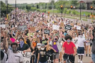  ?? STEPHEN MATUREN
/ AFP ?? Convocator­ia. Miles de manifestan­tes protestan por la muerte de un hombre, inmoviliza­do por cuatro policías.