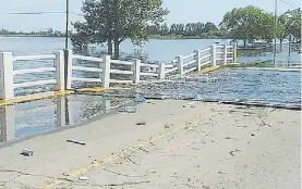  ?? AGENCIA ROSARIO ?? Tapado por el agua. El puente de Arenales, cortado.