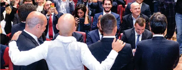  ??  ?? Foto di gruppo Venerdì a Narni, per sostenere il candidato Vincenzo Bianconi (con il gilet), 47 anni, posano davanti ai fotografi (da sinistra) il segretario del Partito democratic­o Nicola Zingaretti, 54, il leader del Movimento 5 Stelle e ministro degli Esteri Luigi Di Maio, 33 anni, il premier Giuseppe Conte, 55 (e il ministro della Salute Roberto Speranza di Leu). «Questa coalizione ha un futuro», dice quel giorno Conte, che replica a chi fa notare l’assenza di Matteo Renzi: «Ci saranno altre occasioni»