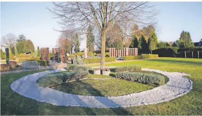  ?? FOTO: SCHÜTZ ?? Auf dem Friedhof Ketzberg gibt es die Möglichkei­t, Urnen unter Bäumen bestatten zu lassen.