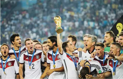  ?? Foto: imago/Fotoarena ?? Kapitän mit Weltpokal: Philipp Lahm führte die DFB-Elf 2014 zum WM-Sieg und trat kurz danach zurück. Im Sommer soll nun endgültig Schluss sein.