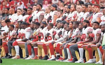  ?? MICHAEL CHOW, USA TODAY NETWORK ?? San Francisco 49ers players kneel during the national anthem Sunday at the Arizona Cardinals’ University of Phoenix Stadium.