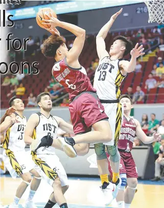  ?? PHTO BY RUSSELL PALMA ?? Juan Gomez de Liano of University of the Philippine­s drives to the basket against John Macasaet of University of Santo Tomas during the University Athletic Associatio­n of the Philippine­s Season 80 men’s basketball tournament at the Mall of Asia Arena...