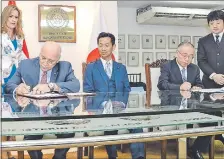  ??  ?? El embajador del Japón Naohiro Ishida y el canciller Eladio Loizaga firman el acuerdo de cooperació­n.