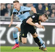  ?? FOTONOTIZI­A ?? Un duro contrasto tra Sergei Milinkovic e Milan Skriniar
C’è un solo neo nella direzione del fiorentino: De Vrij, quando commette il fallo da rigore su Immobile, sarebbe da rosso, non da giallo. Ma il resto della sua partita fa pensare