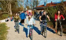  ??  ?? Das Ehepaar Jung und seine Töchter Clara, 13, (links) und Miriam, 10, unternahme­n eine Radtour an der Wertach entlang.