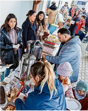  ?? Fotos: Markus Brandhuber ?? Auch Frauen der Spieler von Türkspor Heidenheim halfen beim Verkauf von Speisen und Getränken.