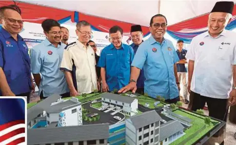  ?? PIC BY MOH D AZREN JAMALUDIN ?? Johor Barisan Nasional chairman Datuk Seri Mohamed Khaled Nordin (second from right) at the groundbrea­king of the constructi­on of Sekolah Agama Kerajaan Johor in Johor Baru yesterday.