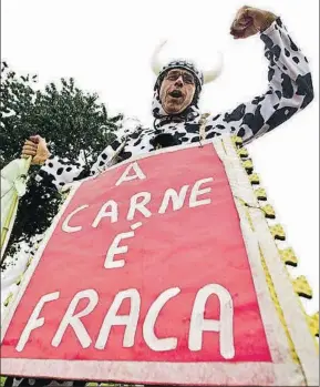  ?? JOÉDSON ALVES / EFE ?? La carne es débil, reza el cartel de este manifestan­te ayer en Brasilia