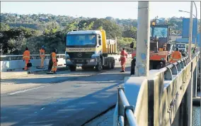  ?? Picture: SINO MAJANGAZA ?? CLOSED: BCM has been carrying out maintenanc­e on the Batting Bridge