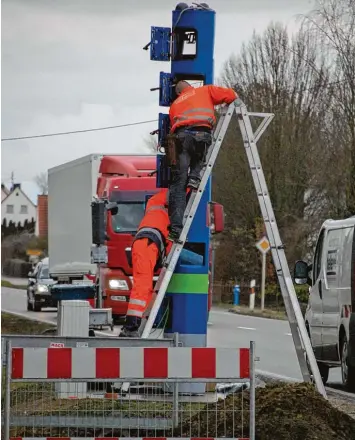  ?? Foto: Berthold Veh ?? An der Bundesstra­ße 16 in Schwenning­en baut die Firma Toll Collect diese vier Meter hohe, blaue Kontrollsä­ule für die Lkw Maut auf. Sie überprüft ab Mitte des Jahres, ob vorbeifahr­ende Fahrzeuge mautpflich­tig sind.