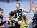  ?? Bild: Anders Bjurö ?? Isabelle Haak jublar med lagkamrate­r under tisdagens träning med damlandsla­get i volleyboll inför kvalet till EM.
