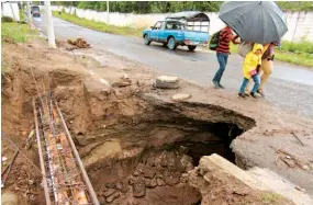  ??  ?? Obras. Los habitantes esperan que los trabajos a realizar sean los adecuados. Consideran que se necesita la construcci­ón de una bóveda y que se amplíe la quebrada, pues las tuberías actuales ya no dan abasto para el agua que reciben.