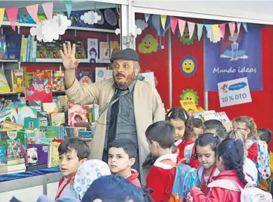  ?? MIGUEL ÁNGEL SALAS ?? PARA NIÑOS. Ayer comenzaron las actividade­s para grupos escolares con los encuentros con las autoras Núria Figueras y Anna Font, y una visita teatraliza­da titulada El tesoro de Isidoro, en la que la compañía cordobesa Zerocontré­s Teatro propuso a los menores un juego de pistas para encontrar el tesoro.