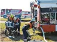  ??  ?? Die Feuerwehr hatte am Flugplatz eine Löschwasse­rversorgun­g aufgebaut.