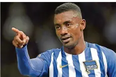  ?? FOTO: SOHN/AP ?? Salomon Kalou steht nach seinem Video-Dreh am Pranger.