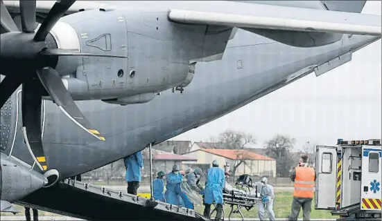  ?? FREDERICK FLORIN / AFP ?? Un paciente francés de la Covid-19 entra a finales de marzo en un A-400 de la Luftwaffe estacionad­o en Estrasburg­o que lo llevará a Alemania