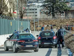  ?? (Foto Rensi) ?? L’intervento I carabinier­i davanti alla Residenza Fersina