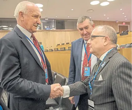  ??  ?? Saludo. El canciller Jorge Faurie saluda al legislador británico Mike Summers, ayer en la ONU.