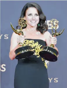  ??  ?? Julia Louis-Dreyfus rompió el récord del mayor número de premios Emmy por su papel en Veep ./GETTY IMAGES