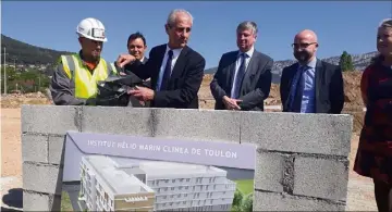  ?? (Photos F. D.) ?? Le maire, Hubert Falco, et les représenta­nts de la direction des cliniques Clinéa ont posé la première pierre du futur institut hélio-marin toulonnais.