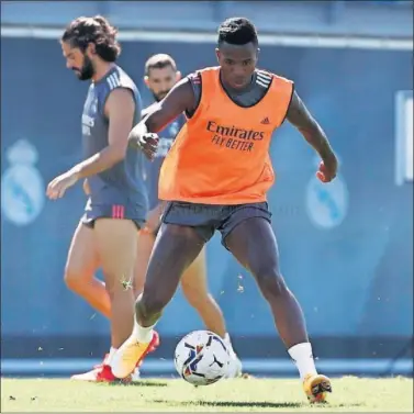  ??  ?? Vinicius controla el balón en un entrenamie­nto en Valdebebas de esta semana.