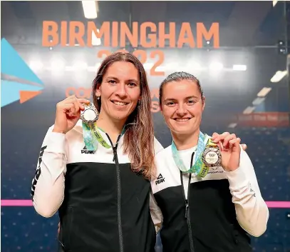  ?? PHOTOSPORT ?? Joelle King, left, and Amanda Landers-Murphy show off New Zealand’s final gold medal.