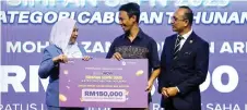  ?? Photo — Bernama ?? Norliza (left) presents a mock cheque for RM150,000 to Mohd Azamuddin, witnessed by PTPTN chief executive Ahmad Dasuki Abdul Majid.