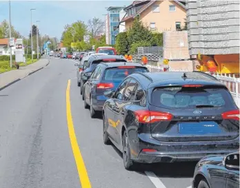  ?? FOTO: RWE ?? Nicht auf die Fahrbahnei­nengung auf Höhe von Hauptstraß­e 117 (Bild) sind im April die Verkehrsbe­einträchti­gungen in Meckenbeur­en zurückzufü­hren, sondern auf jene weiter nördlich: Entlang der Bundesstra­ße werden Leitungen verlegt.