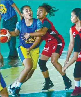  ?? SUNSTAR FOTO / AMPER CAMPAÑA ?? LEADER.
Darlene Ragasajo, a Jr NBA veteran, slips past her Pardo defenders in the Cebu City Olympics.