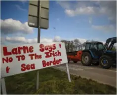  ?? FOTO: CLODAGH KILCOYNE / REUTERS / NTB ?? Lojalisten­e i Larne i Nord-Irland ser med ublide øyne på at det er kommet en grense mellom Storbritan­nia og Nord-Irland i Irskesjøen.