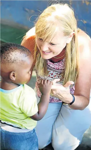  ?? Pictures: JACKIE CLAUSEN ?? HELPING HAND: Angela McLaren with a toddler at the crèche