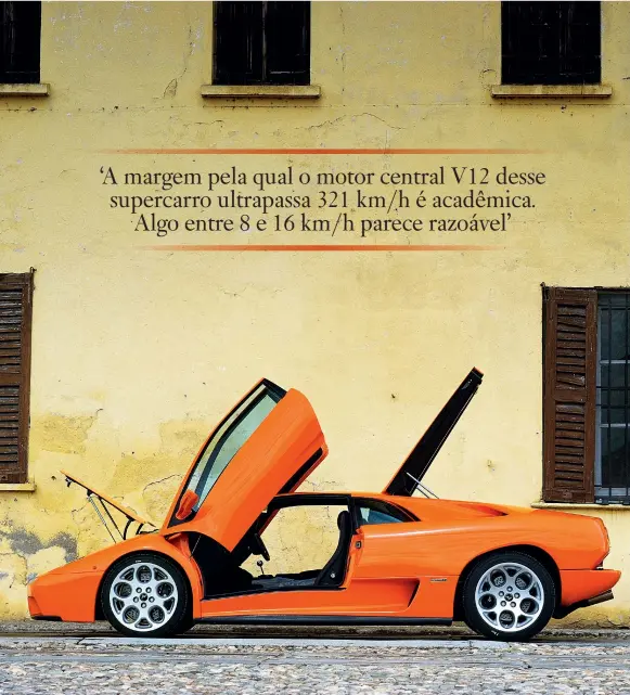  ??  ?? Acima: Rodas especiais tiram seus olhos das linhas sinuosas do Diablo. Uma lembrança das rodas tipo phone dial do Countach, talvez? Página ao lado: O V12 expandido para 6 litros; a potência é ligeiramen­te menor na edição limitada GT, mas 550 bhp não é pouco. Cabine transforma­da - o efeito Audi