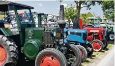  ??  ?? Viele alte Traktoren und auch einige alte Autos gab es in Obermeitin­gen auf dem Ge lände zu sehen.