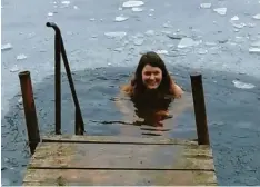  ?? Fotos: Kemser ?? Während sich die Spaziergän­ger für einen Besuch des Engelsried­er Sees warm anziehen, zieht sich Veronika Kemser aus: Sie hat das Eisbaden als neues Hobby für sich ent‰ deckt.
