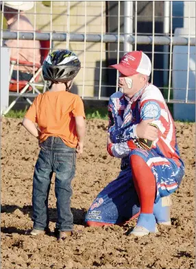  ?? Graham Thomas/Herald-Leader ?? Rodeo clown Michael “Goobie” Smith visits with a youngster after mutton busting at the 2019 Siloam Springs Rodeo.