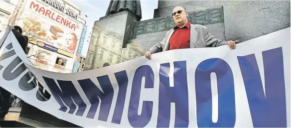  ?? Foto: Viktor Chlad, MAFRA ?? Za jednotné Srbsko Jan Kavan protestuje proti uznání samostatné­ho Kosova (2008). Po odchodu z vysoké politiky nemohl dlouho najít uplatnění. To už teď neplatí.